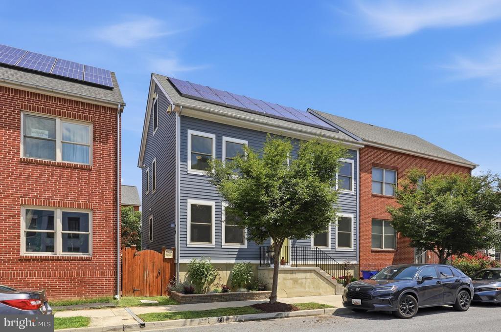 25 6TH STREET W