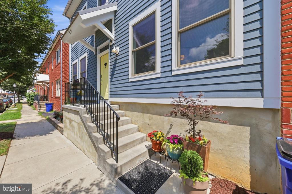 25 6TH STREET W