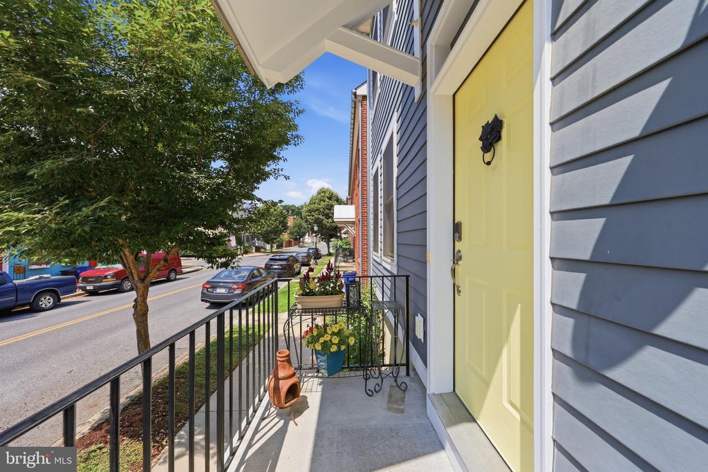 25 6TH STREET W