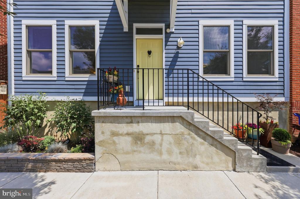 25 6TH STREET W