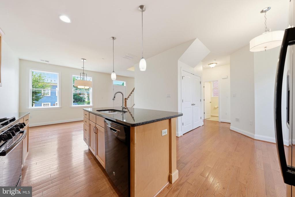 25 6TH STREET W