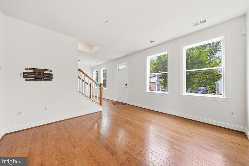 25 6TH STREET W