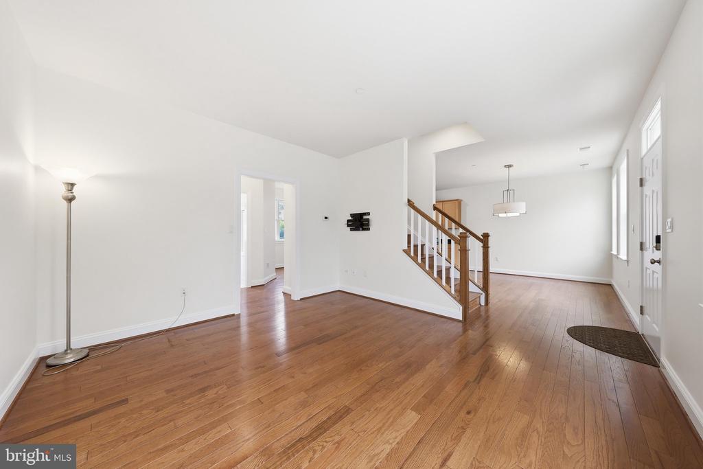 25 6TH STREET W