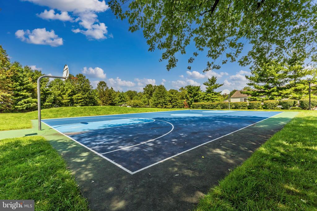 11212 KENT COURT