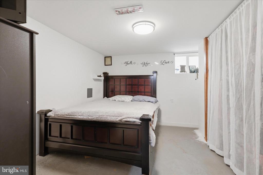 1112 FAIRVIEW ROAD