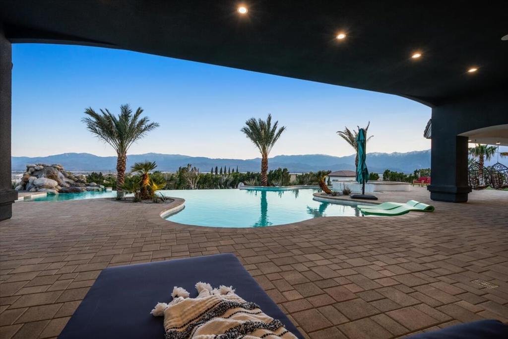 28225 Via Las Palmas