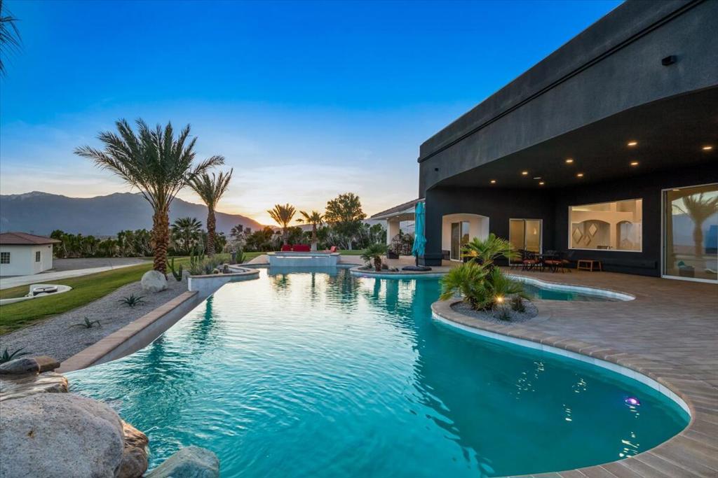 28225 Via Las Palmas