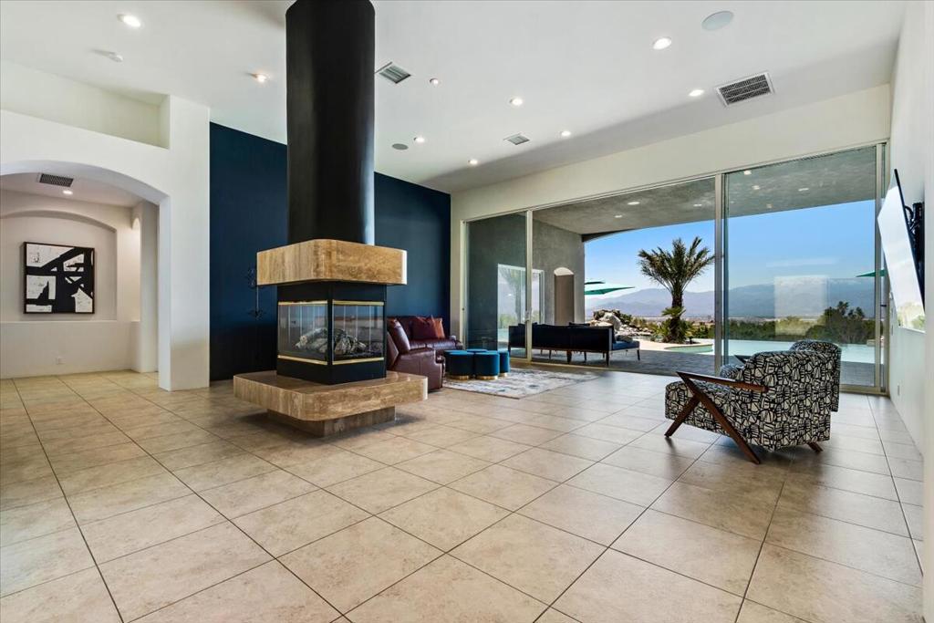 28225 Via Las Palmas