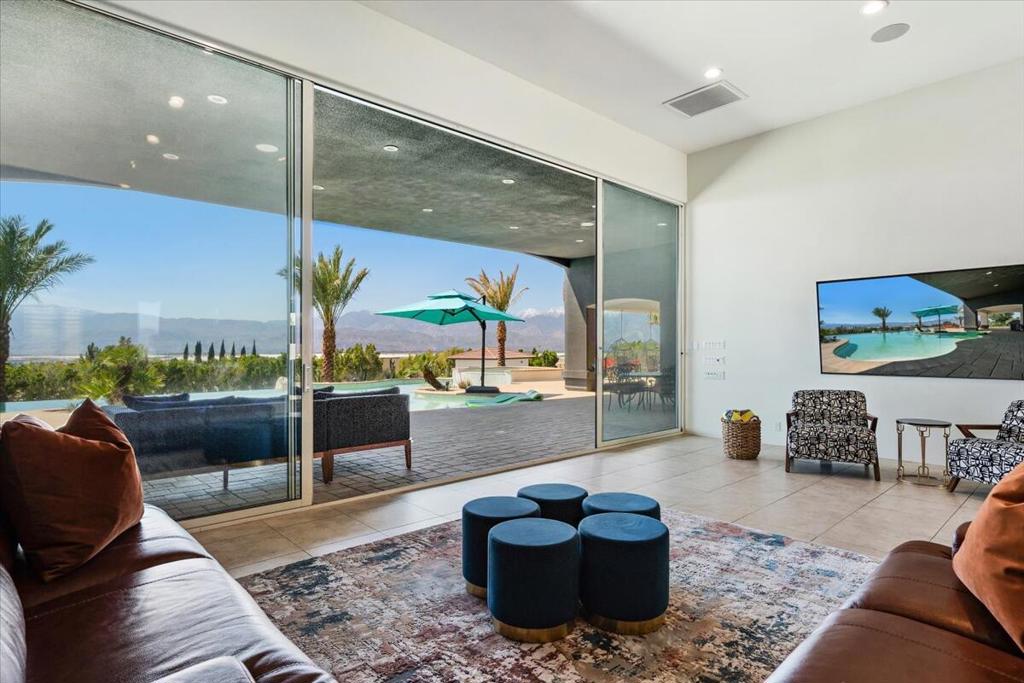 28225 Via Las Palmas