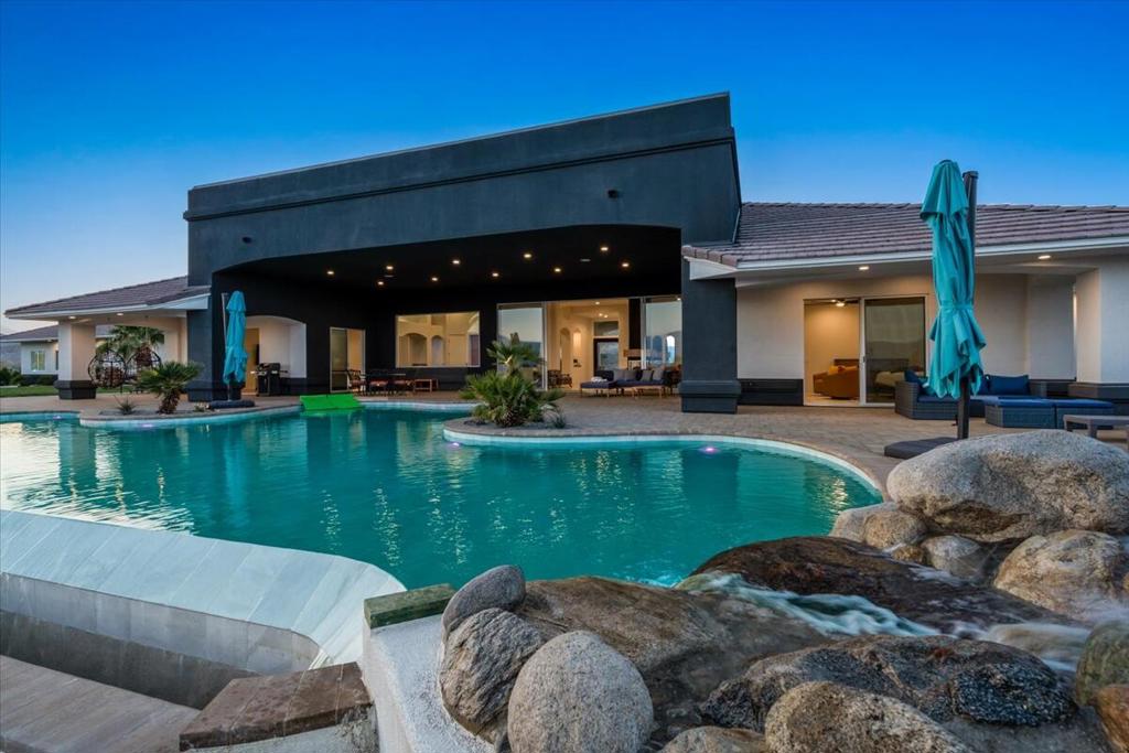 28225 Via Las Palmas