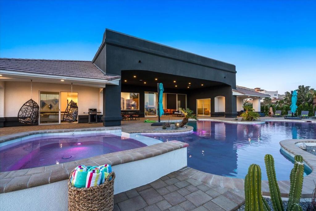 28225 Via Las Palmas