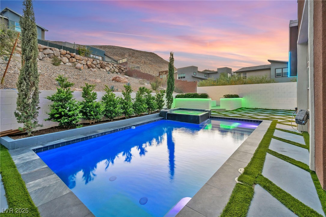 9743 Starlight Ridge Avenue