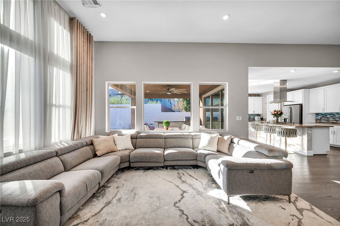 9743 Starlight Ridge Avenue