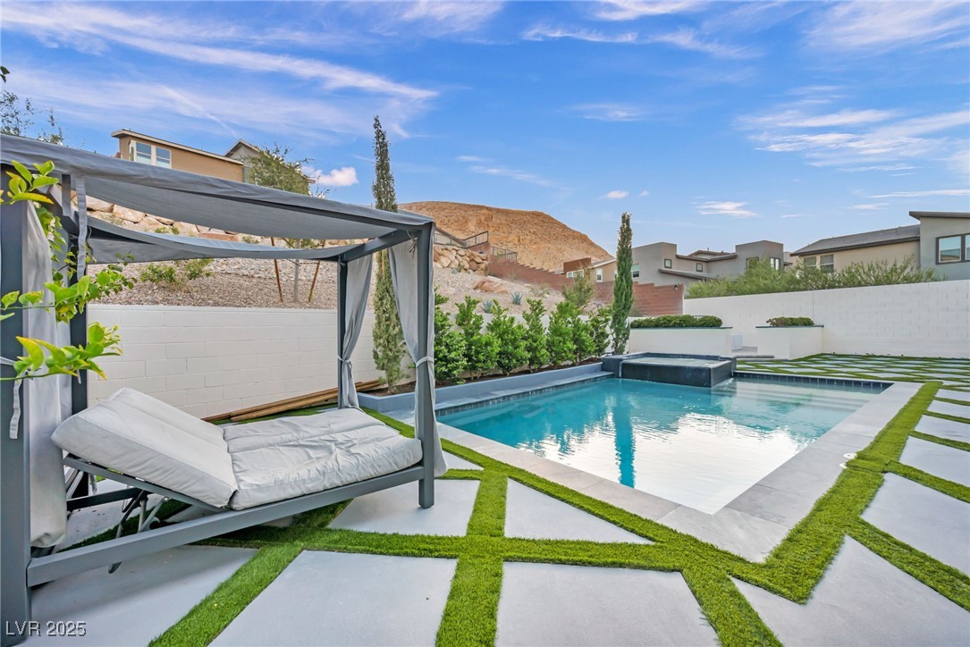 9743 Starlight Ridge Avenue