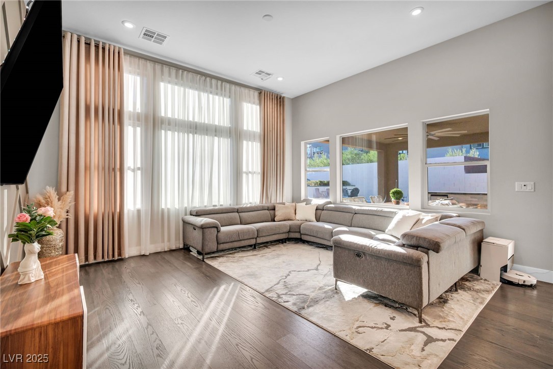 9743 Starlight Ridge Avenue