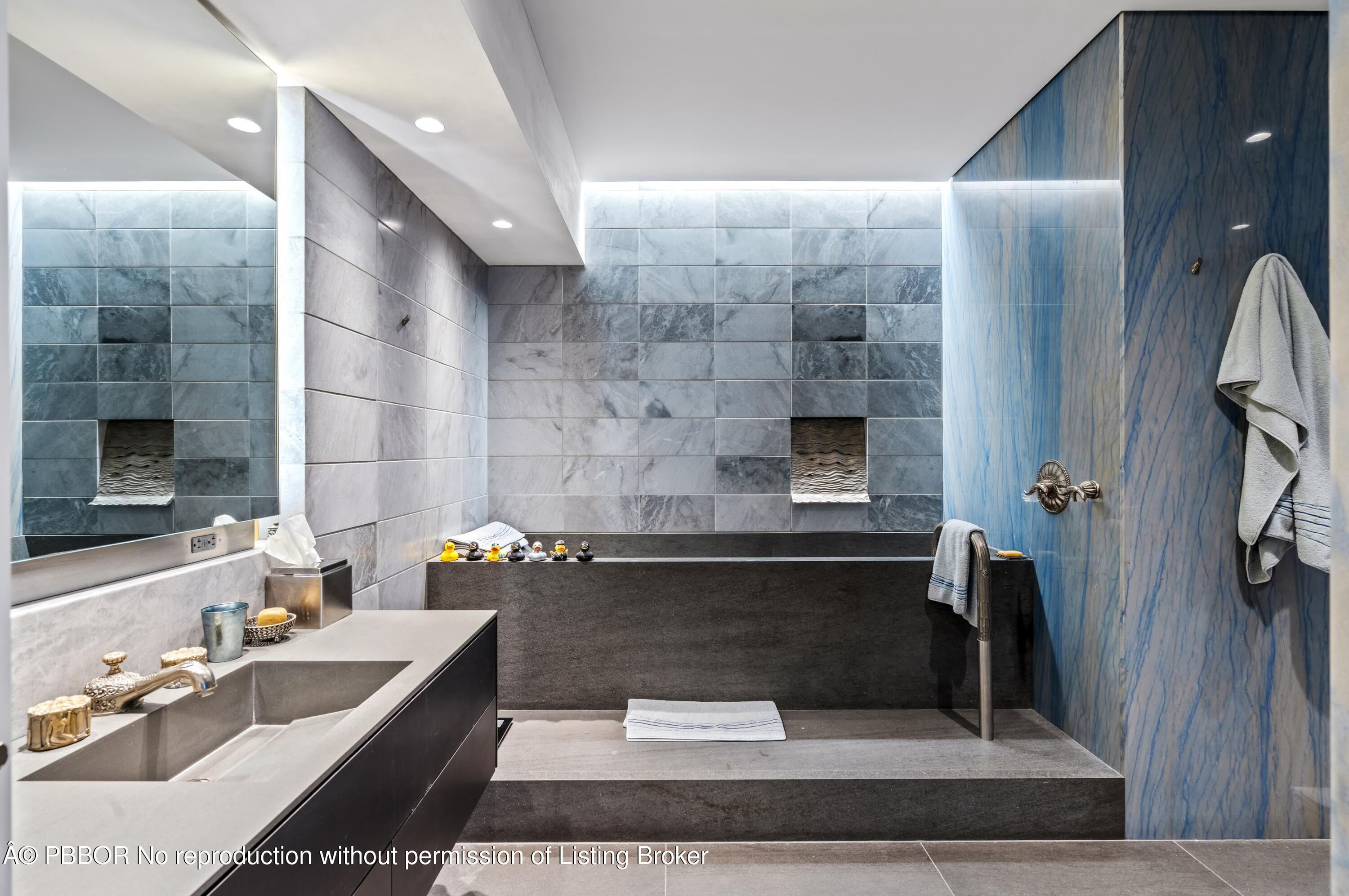 2 N Breakers Row, N25