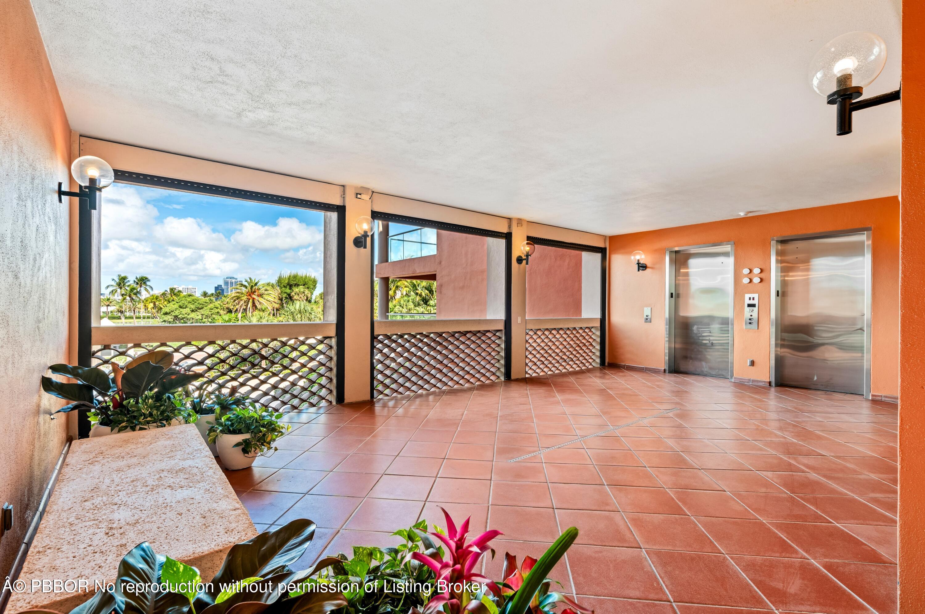 2 N Breakers Row, N25