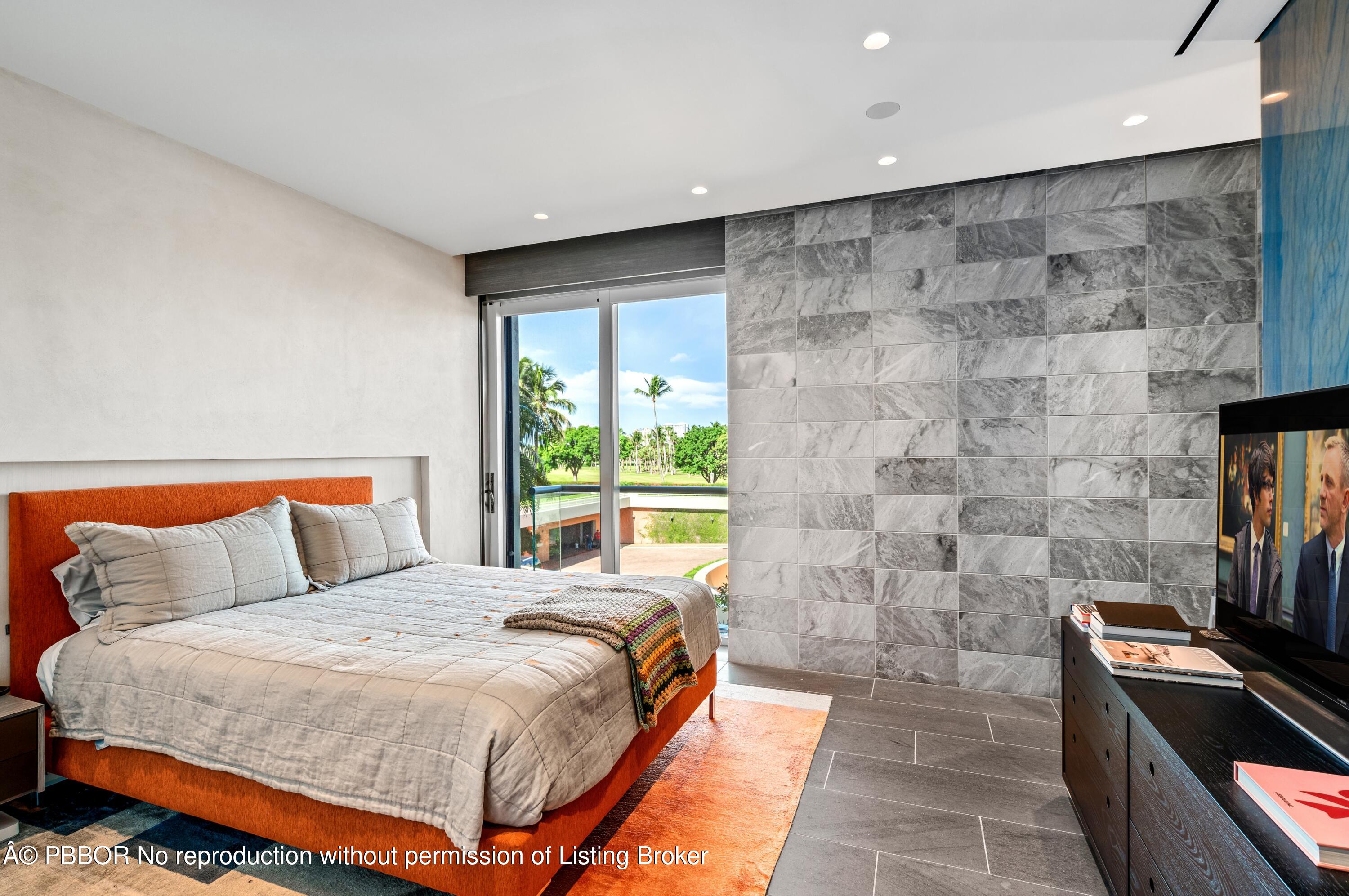 2 N Breakers Row, N25