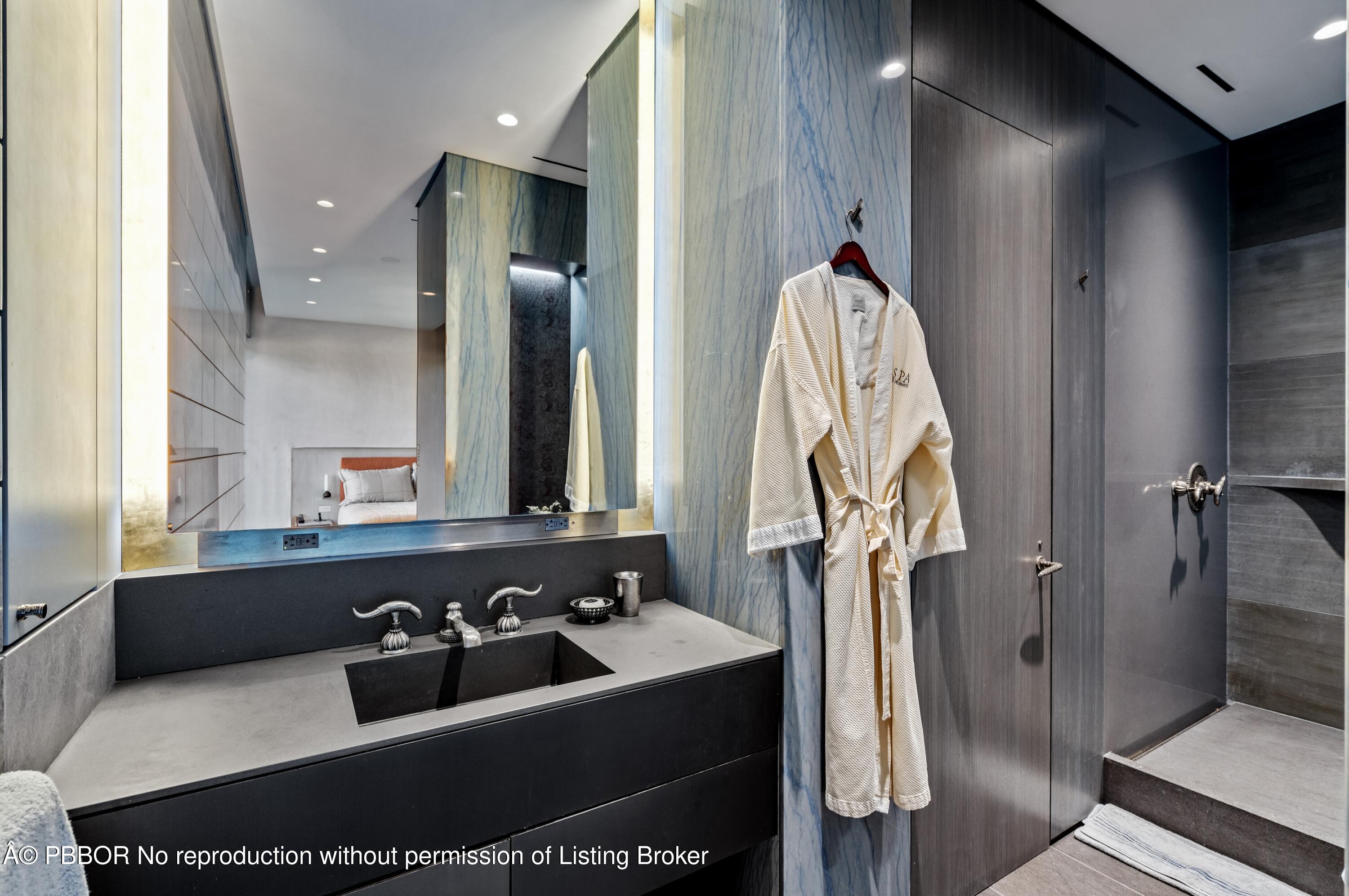 2 N Breakers Row, N25