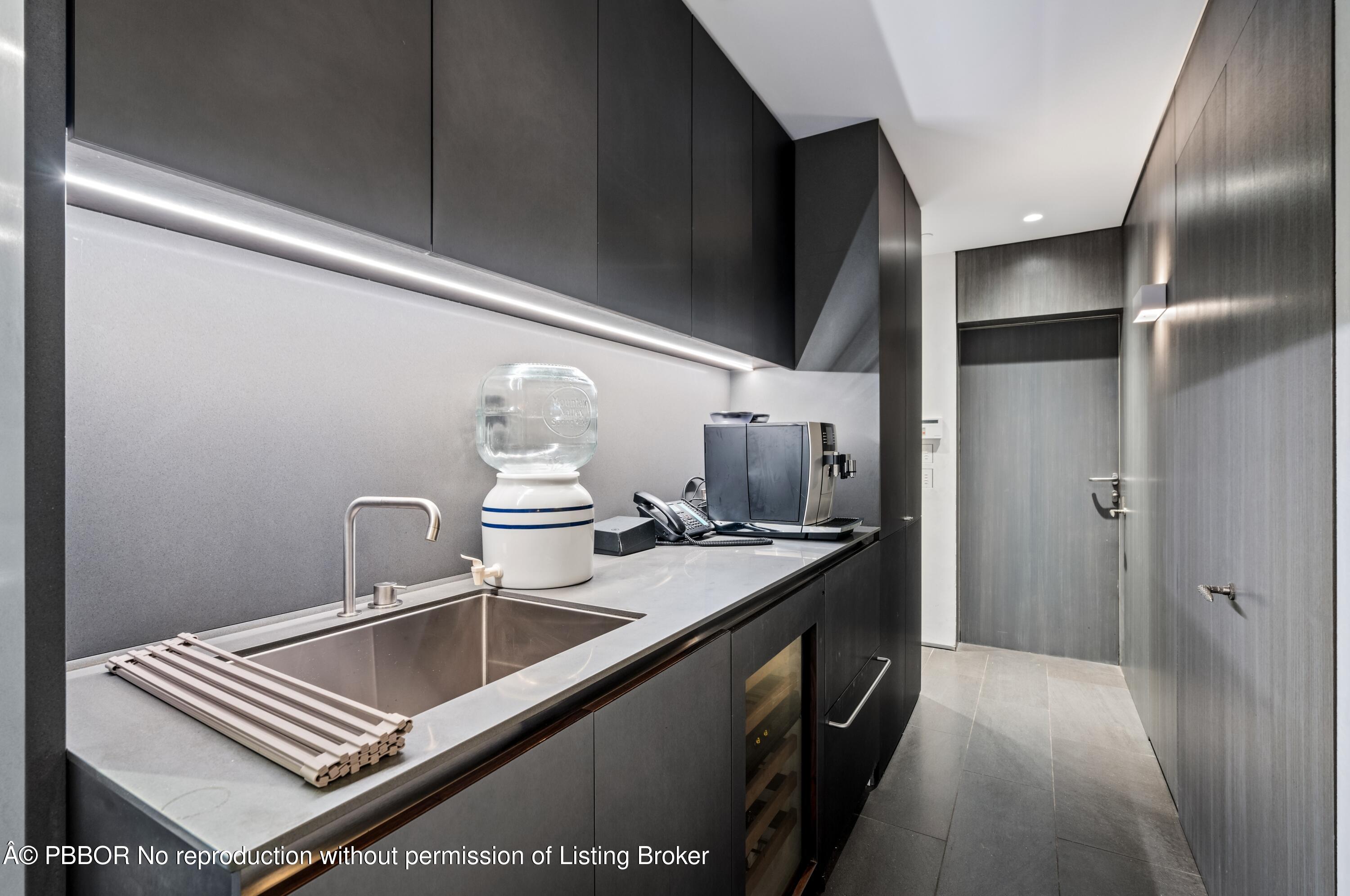 2 N Breakers Row, N25