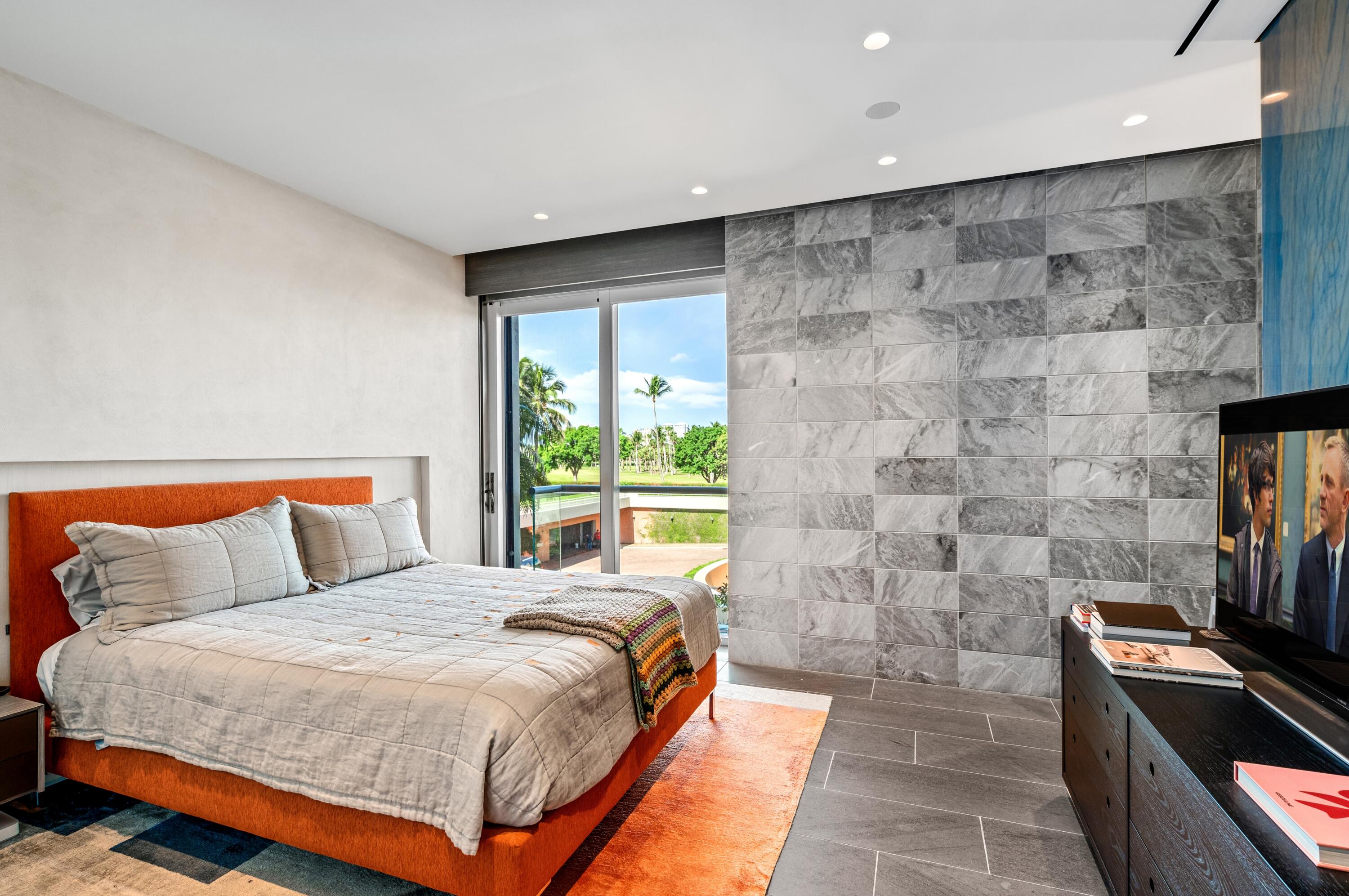 2 N Breakers Row N25