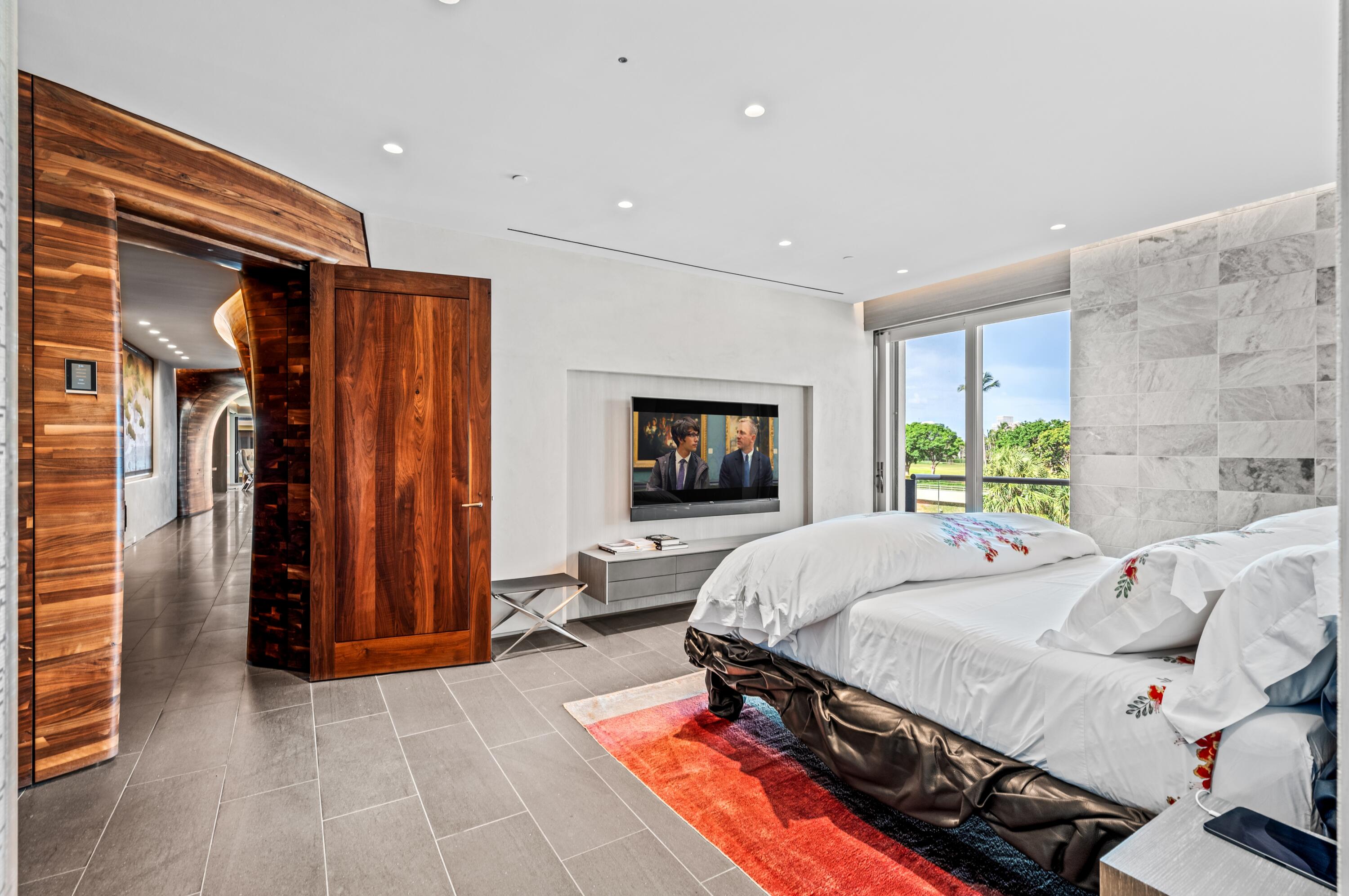 2 N Breakers Row N25