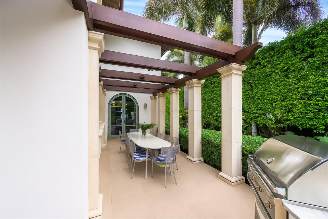 Picturesque Ocean Block Residence Near Town