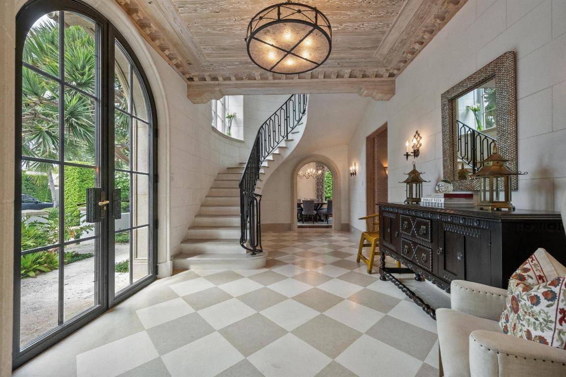 Picturesque Ocean Block Residence Near Town