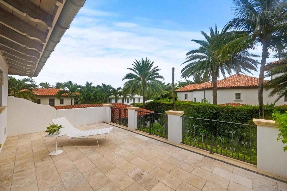 Picturesque Ocean Block Residence Near Town