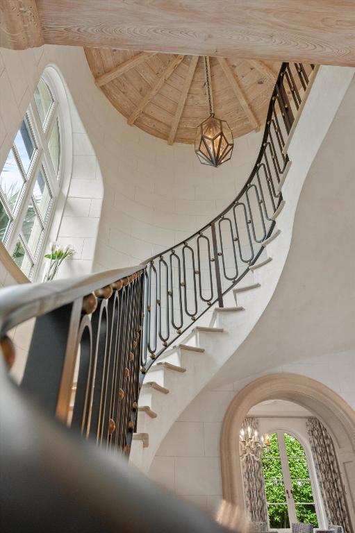 Picturesque Ocean Block Residence Near Town