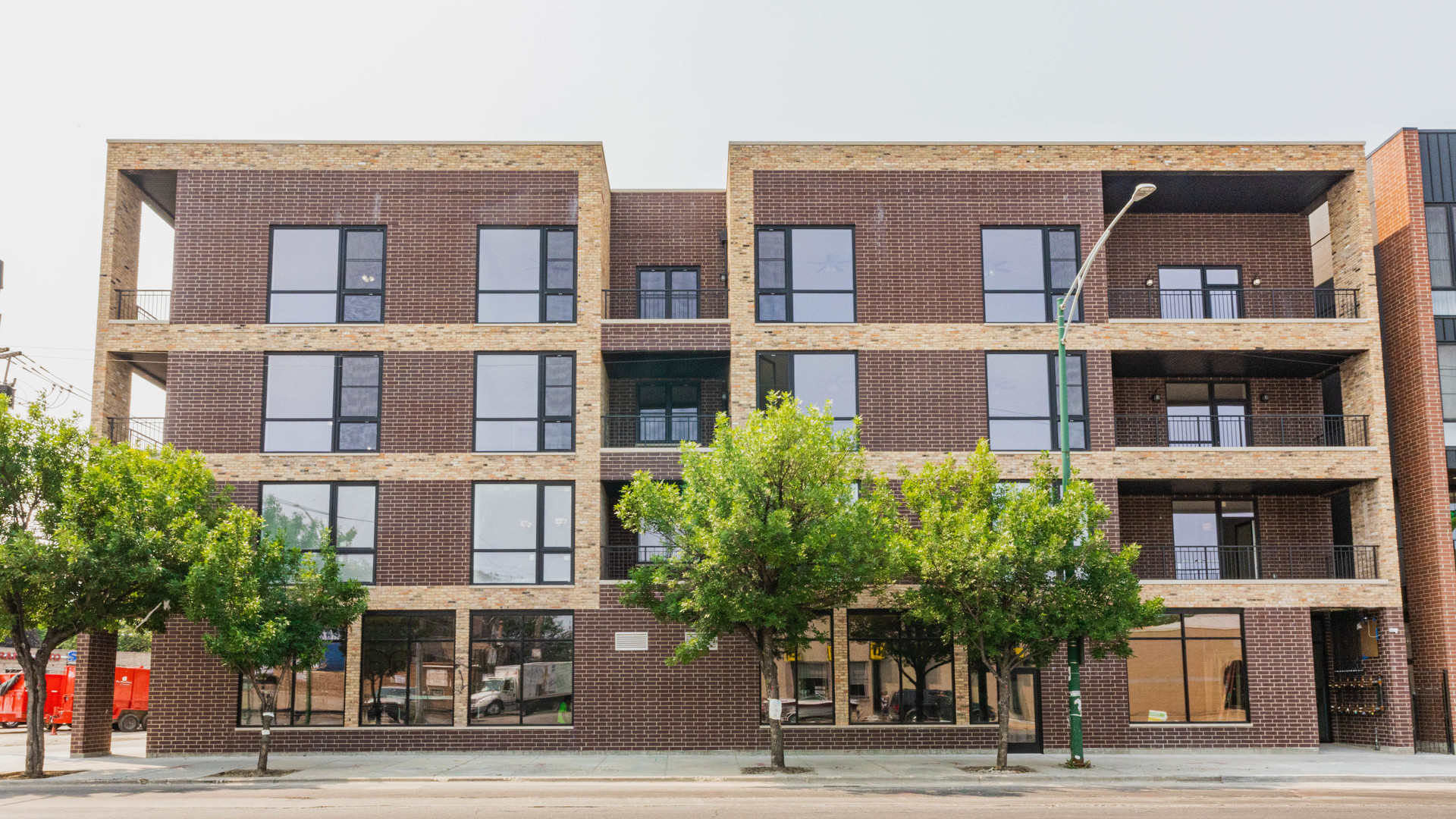 520 N Western Avenue Unit: 2C
