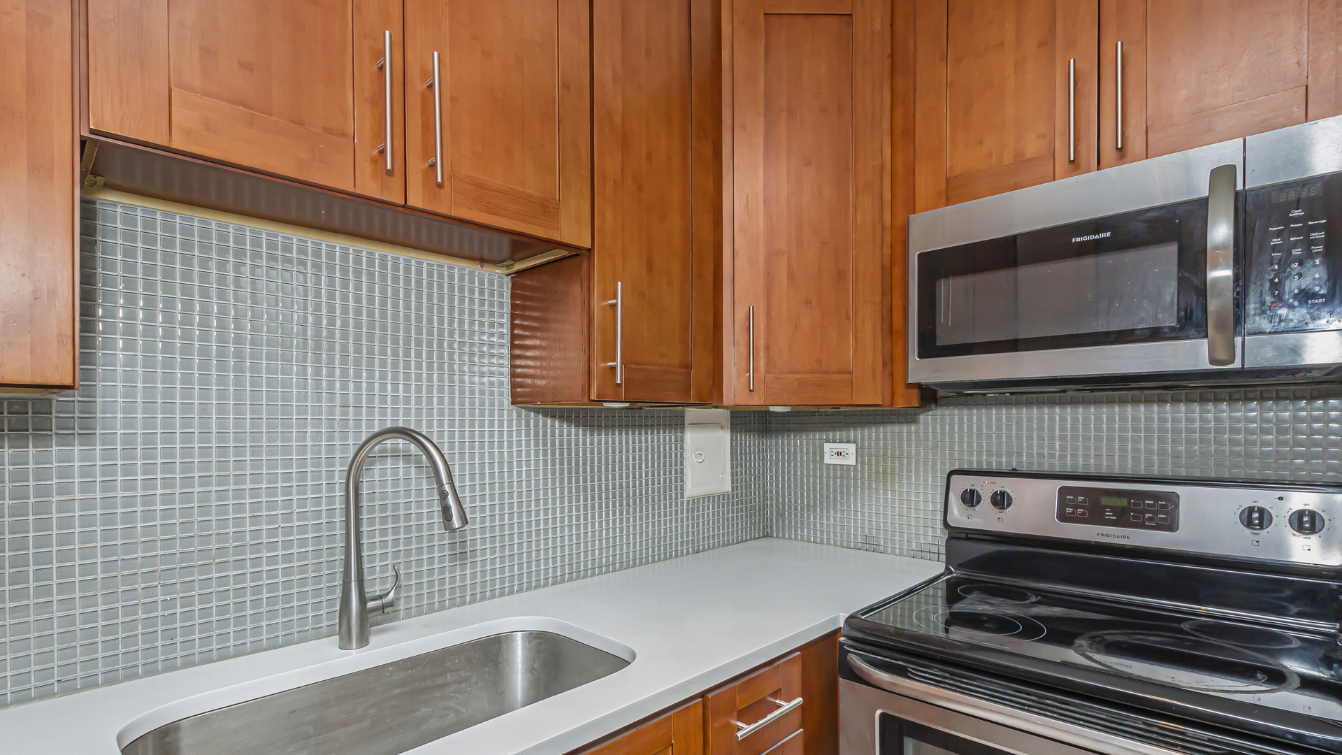 910 N Lake Shore Drive Unit: 816