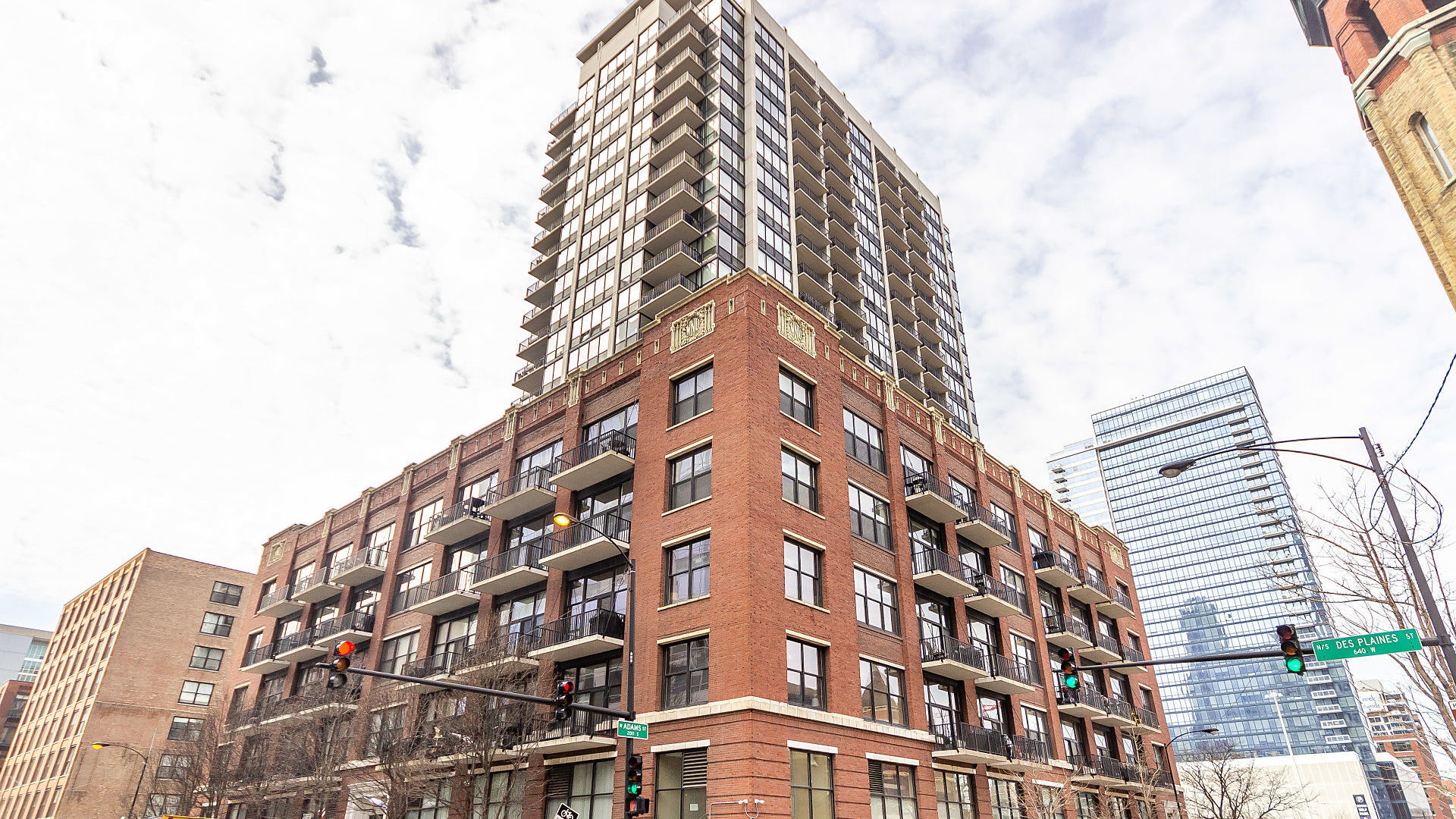210 S Des Plaines Street Unit: 2111