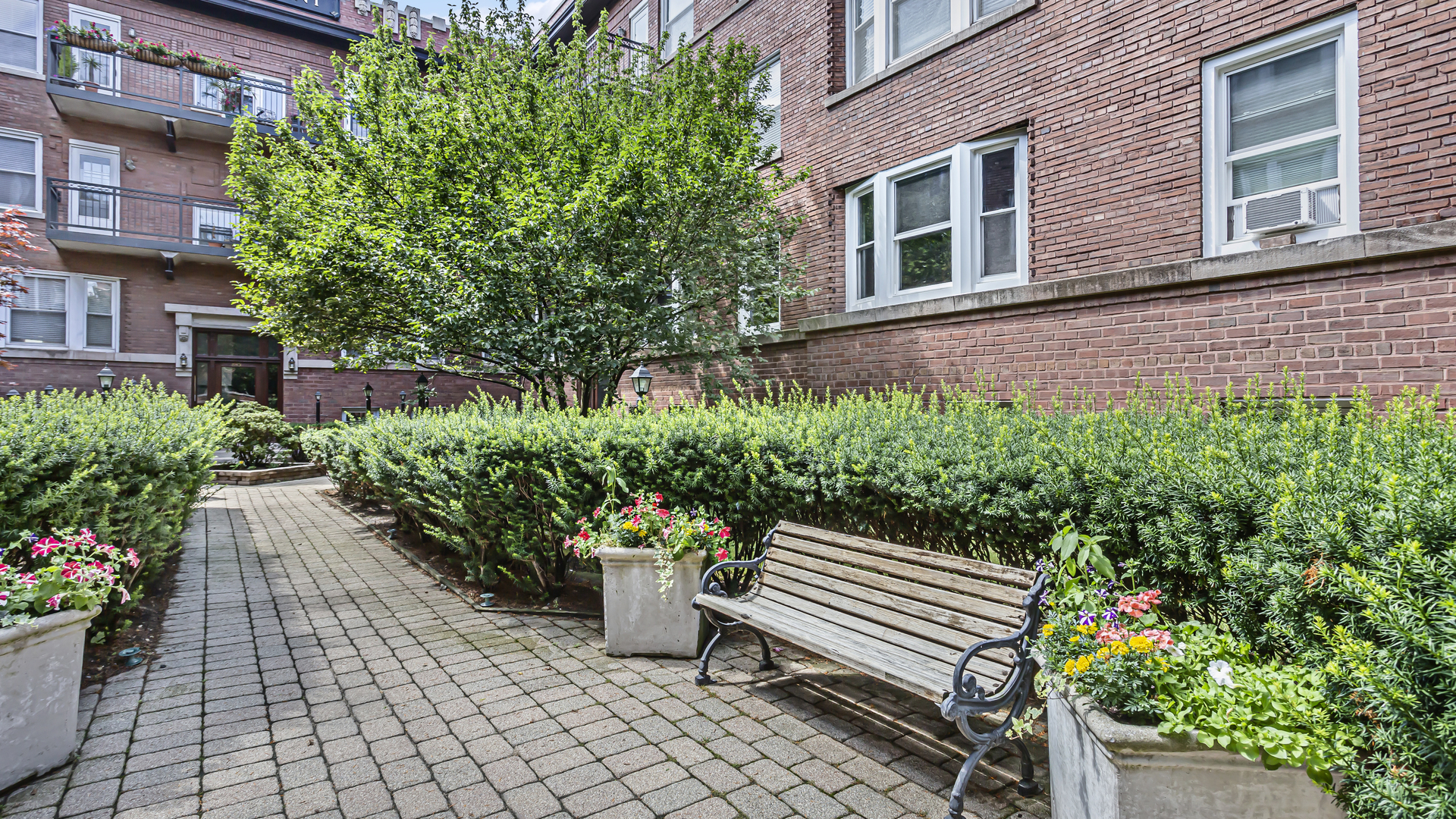 845 W Belle Plaine Avenue Unit: 1E