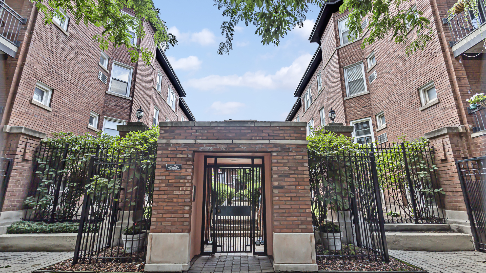 845 W Belle Plaine Avenue Unit: 1E