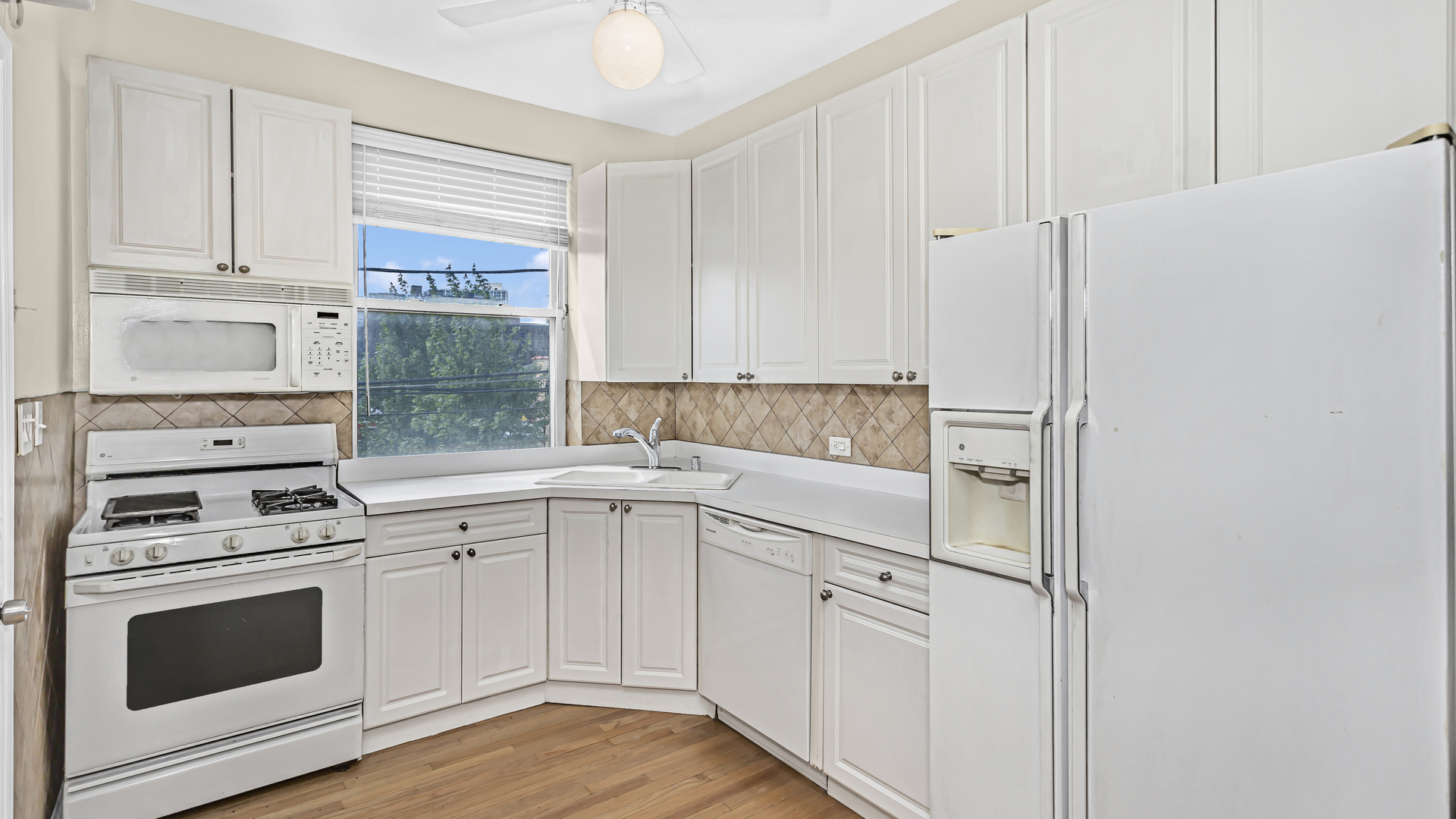 845 W Belle Plaine Avenue Unit: 1E