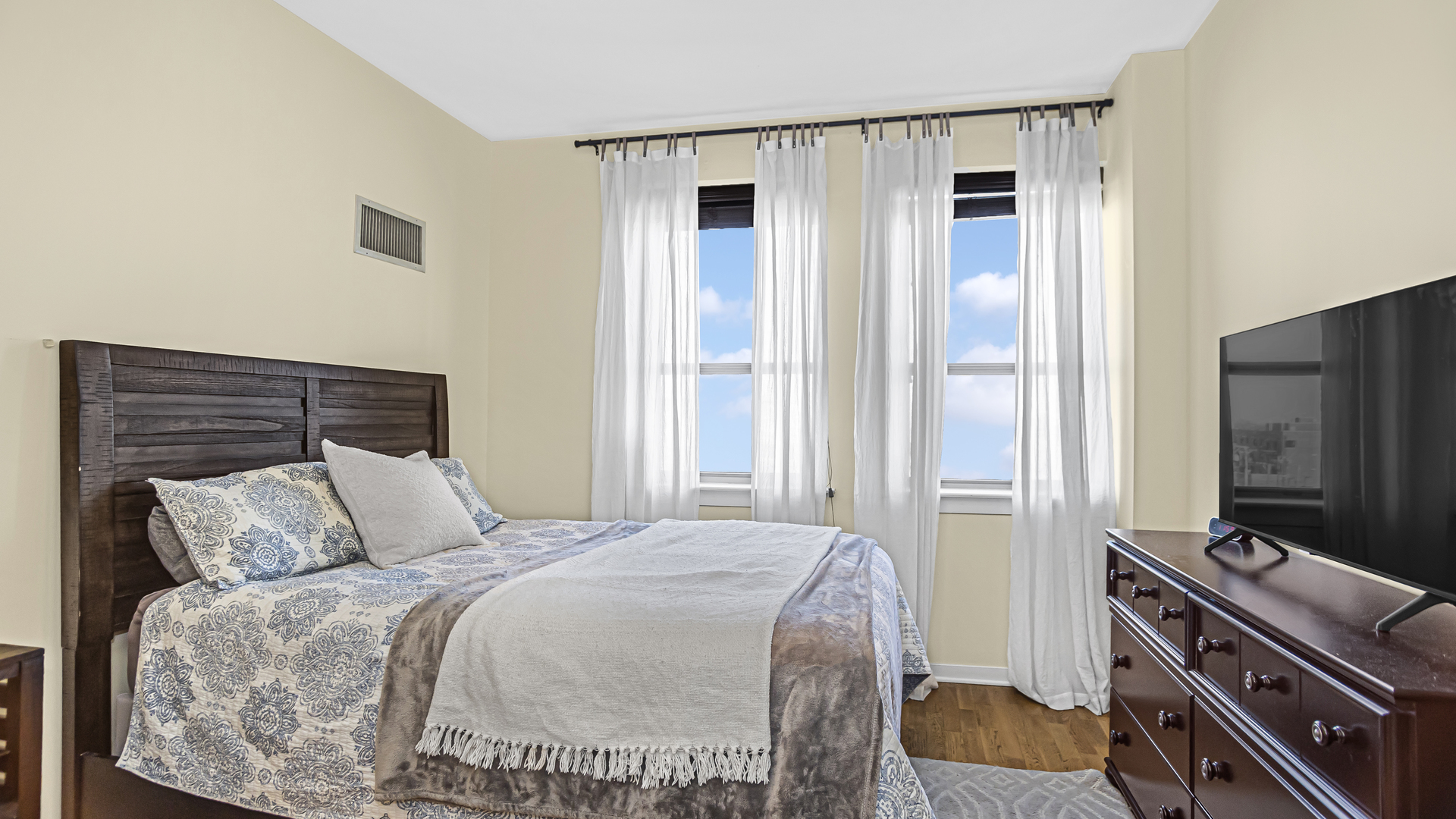 511 W Division Street Unit: 602