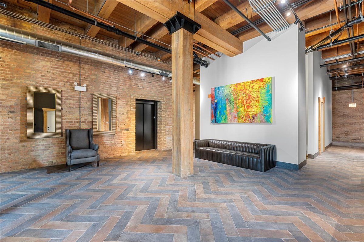 153 W Ohio Street Unit: 207