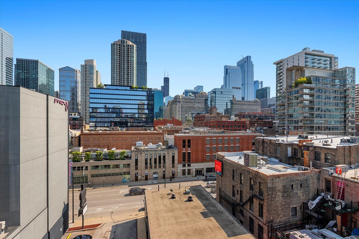 153 W Ohio Street Unit: 207