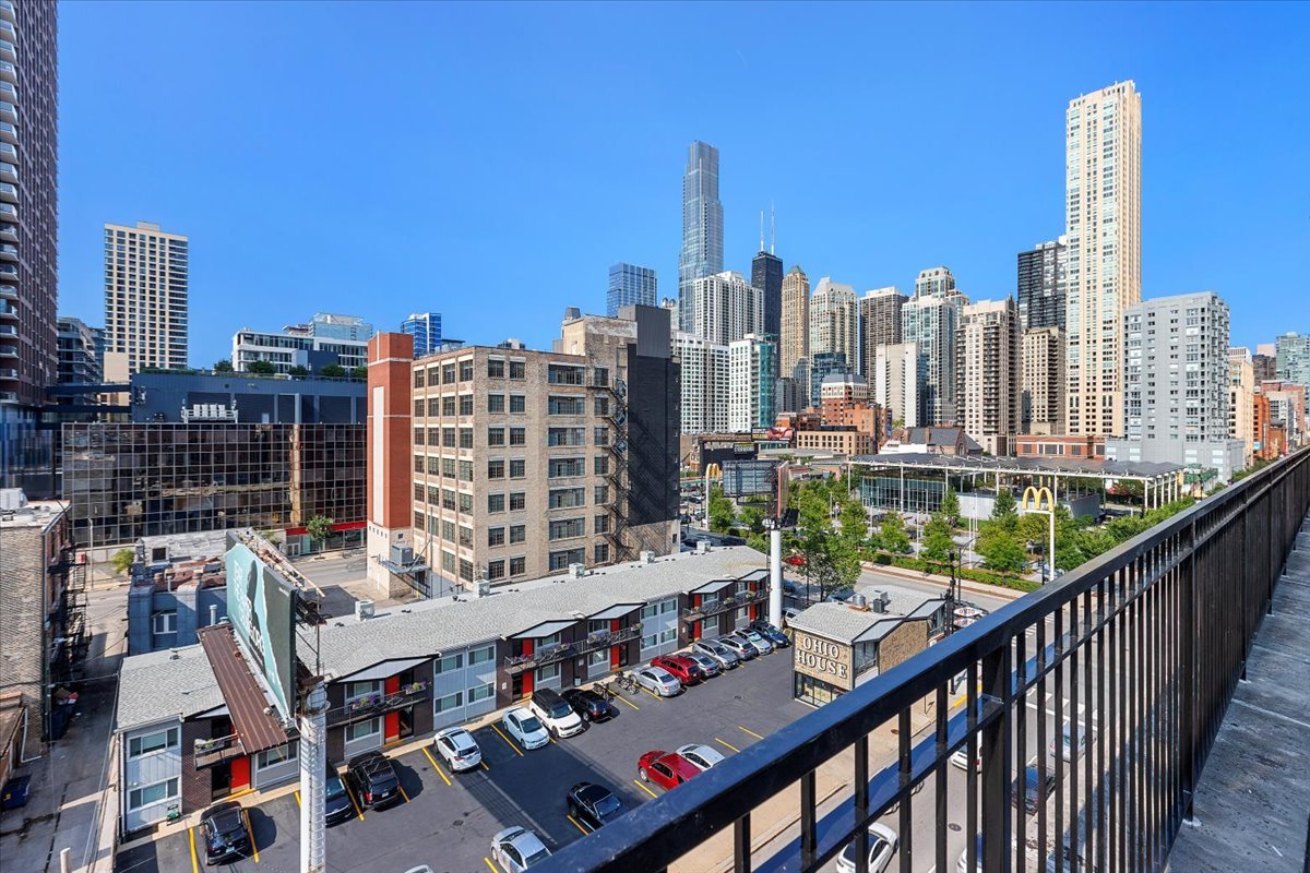 153 W Ohio Street Unit: 207