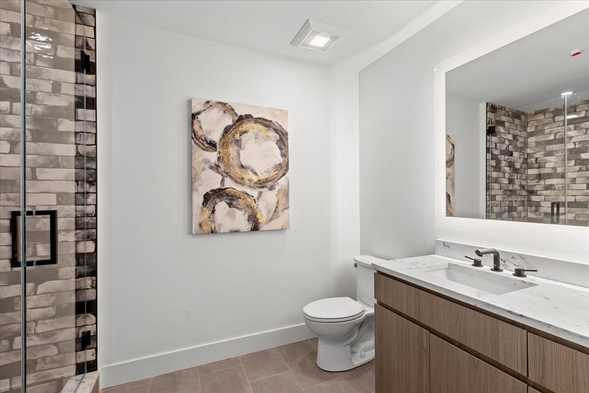 153 W Ohio Street Unit: 205