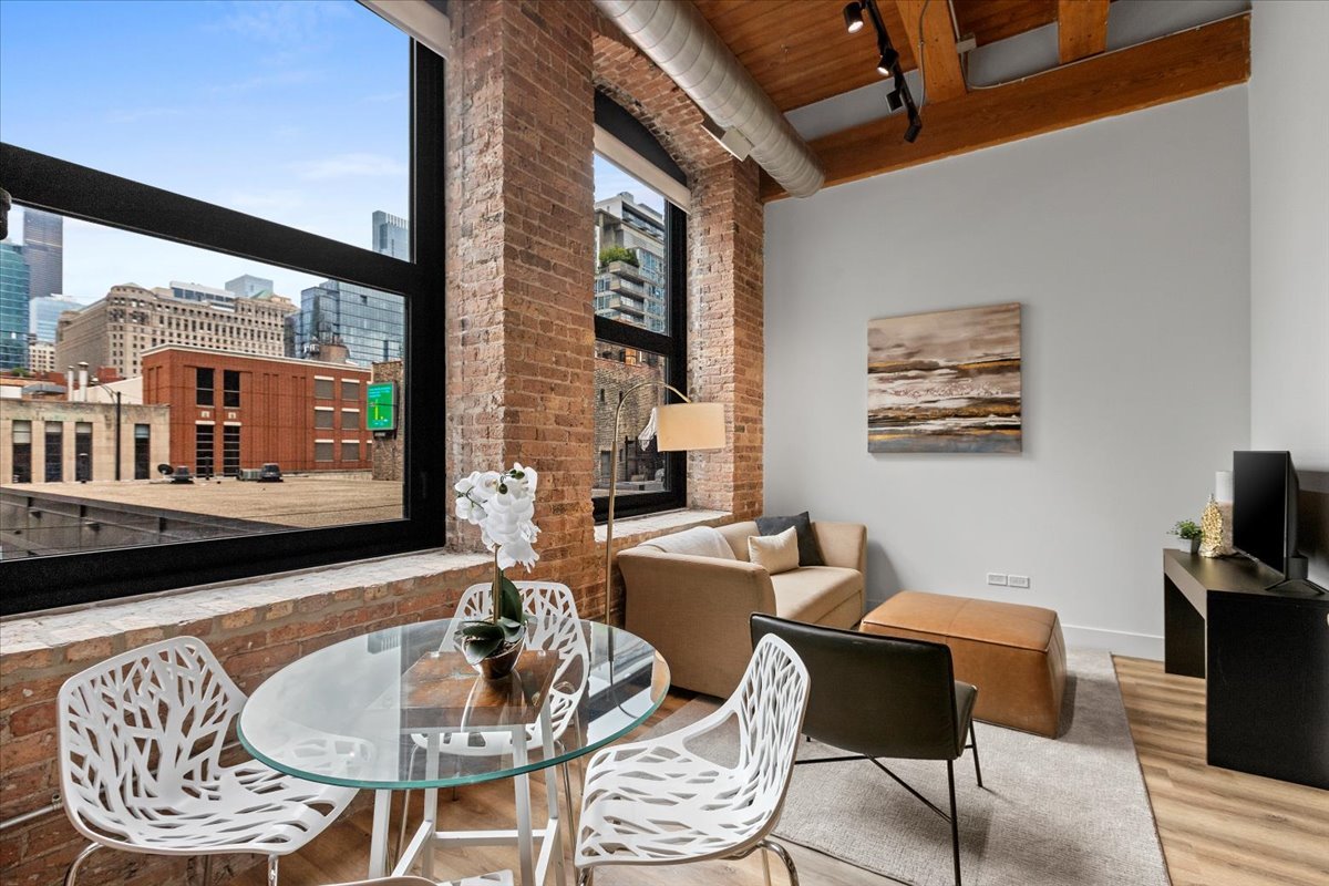 153 W Ohio Street Unit: 205