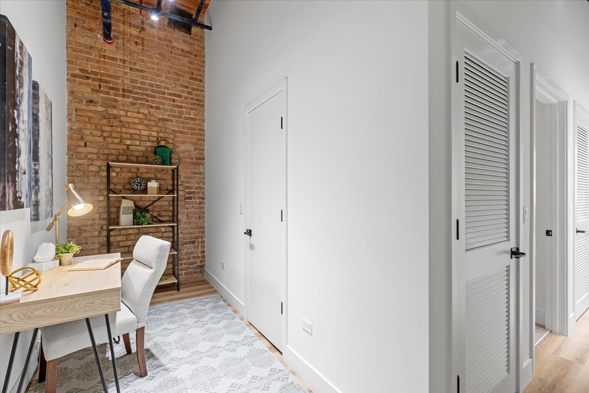 153 W Ohio Street Unit: 205