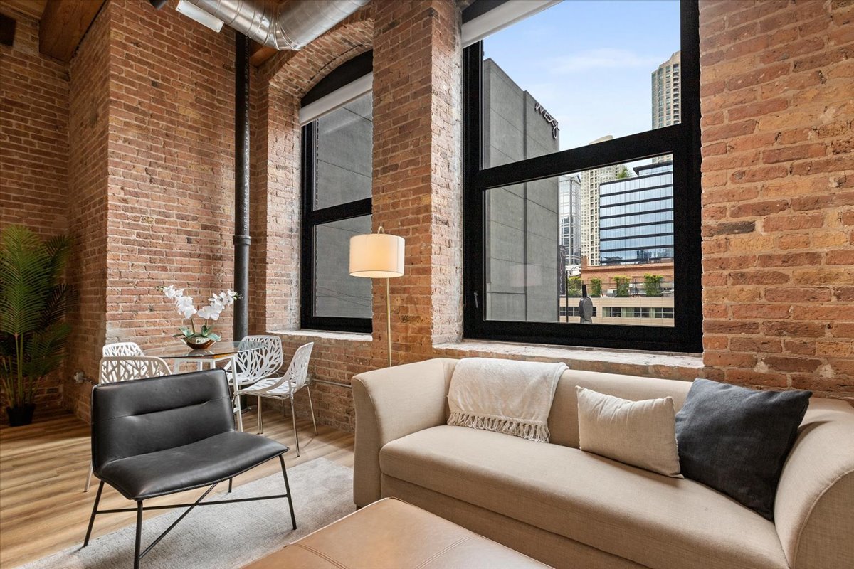 153 W Ohio Street Unit: 205