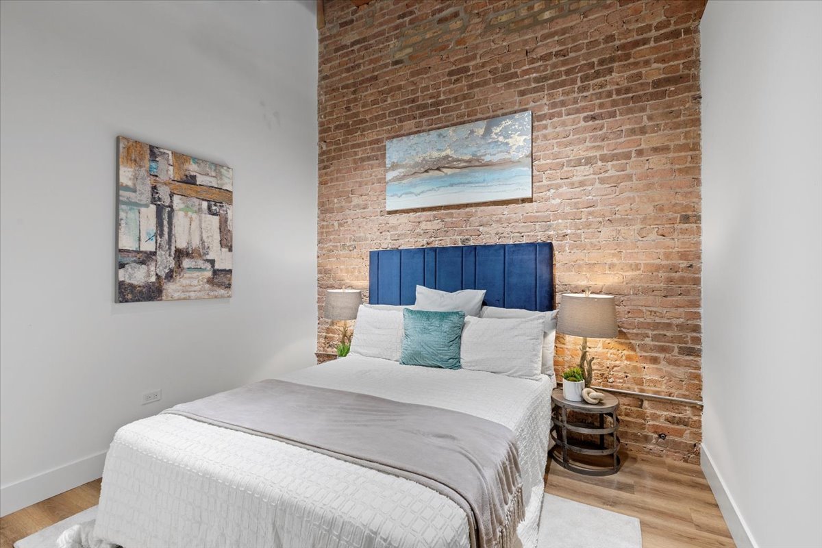 153 W Ohio Street Unit: 305