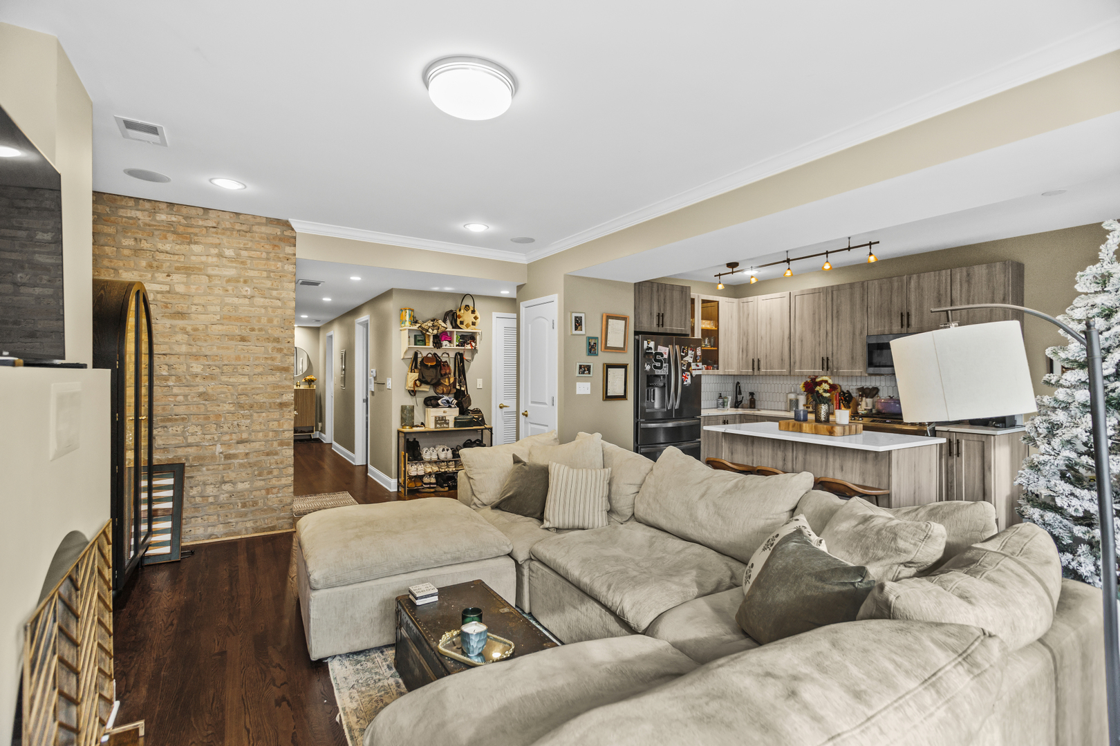 1210 W Roscoe Street Unit: 2
