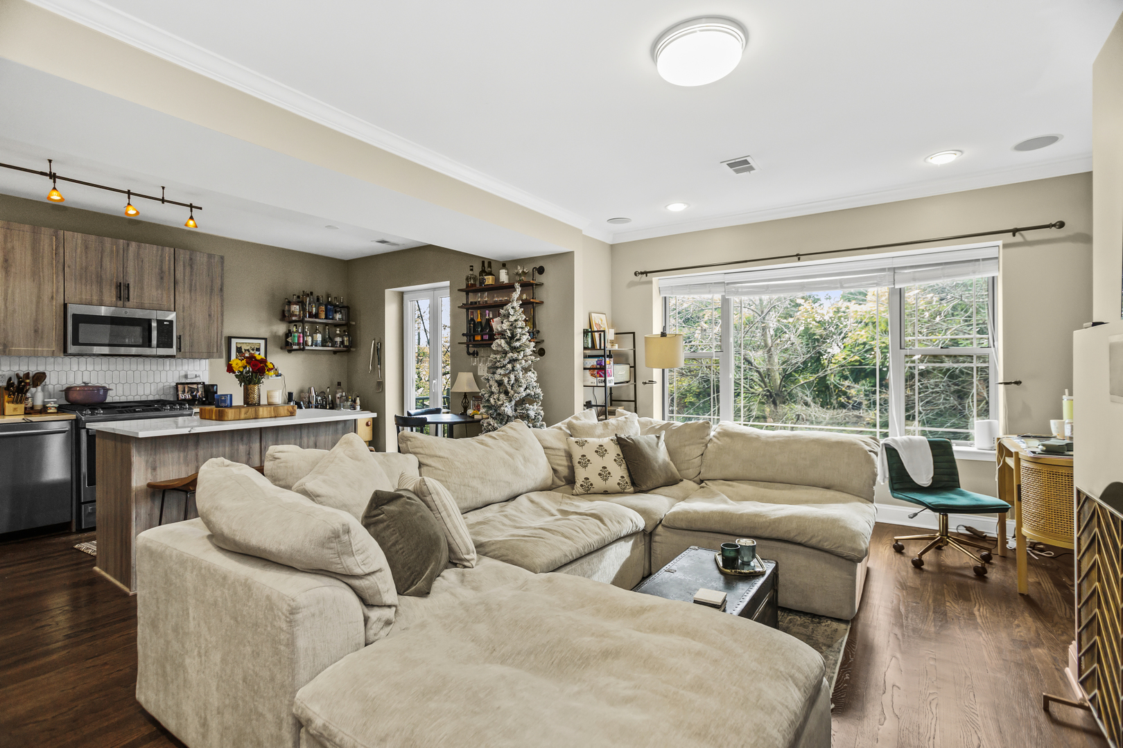 1210 W Roscoe Street Unit: 2