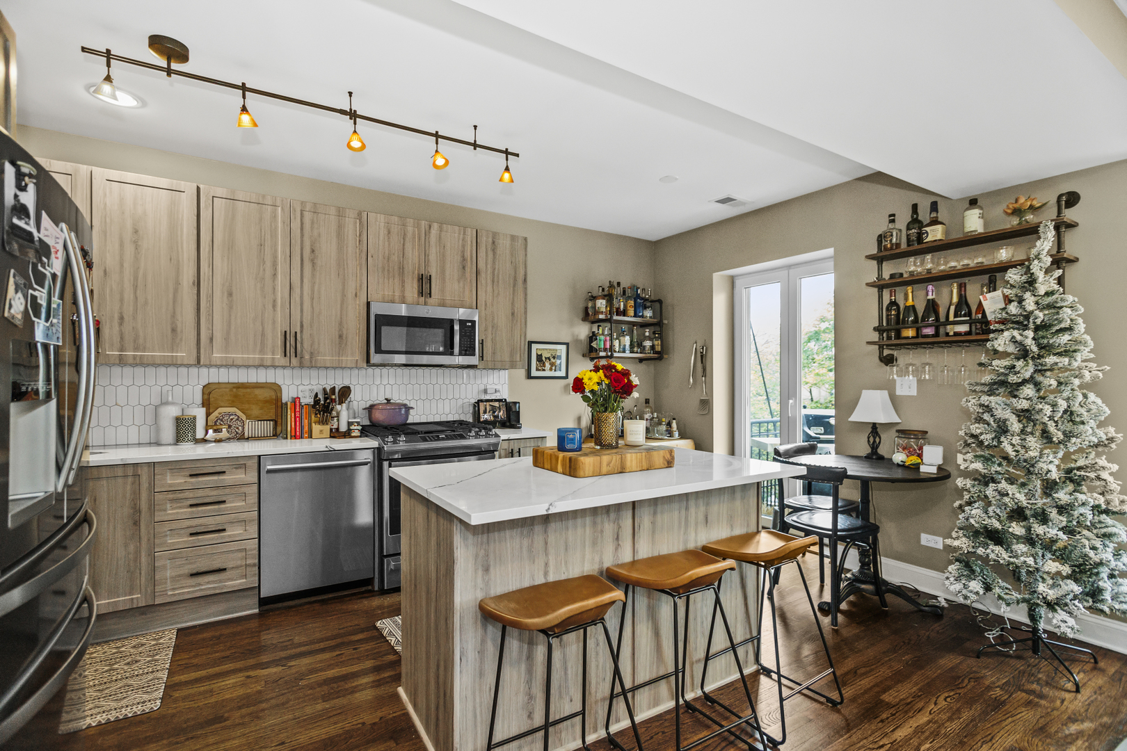 1210 W Roscoe Street Unit: 2