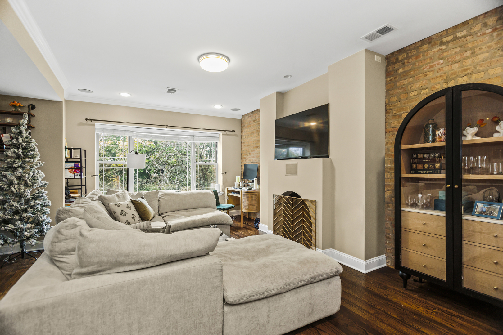 1210 W Roscoe Street Unit: 2