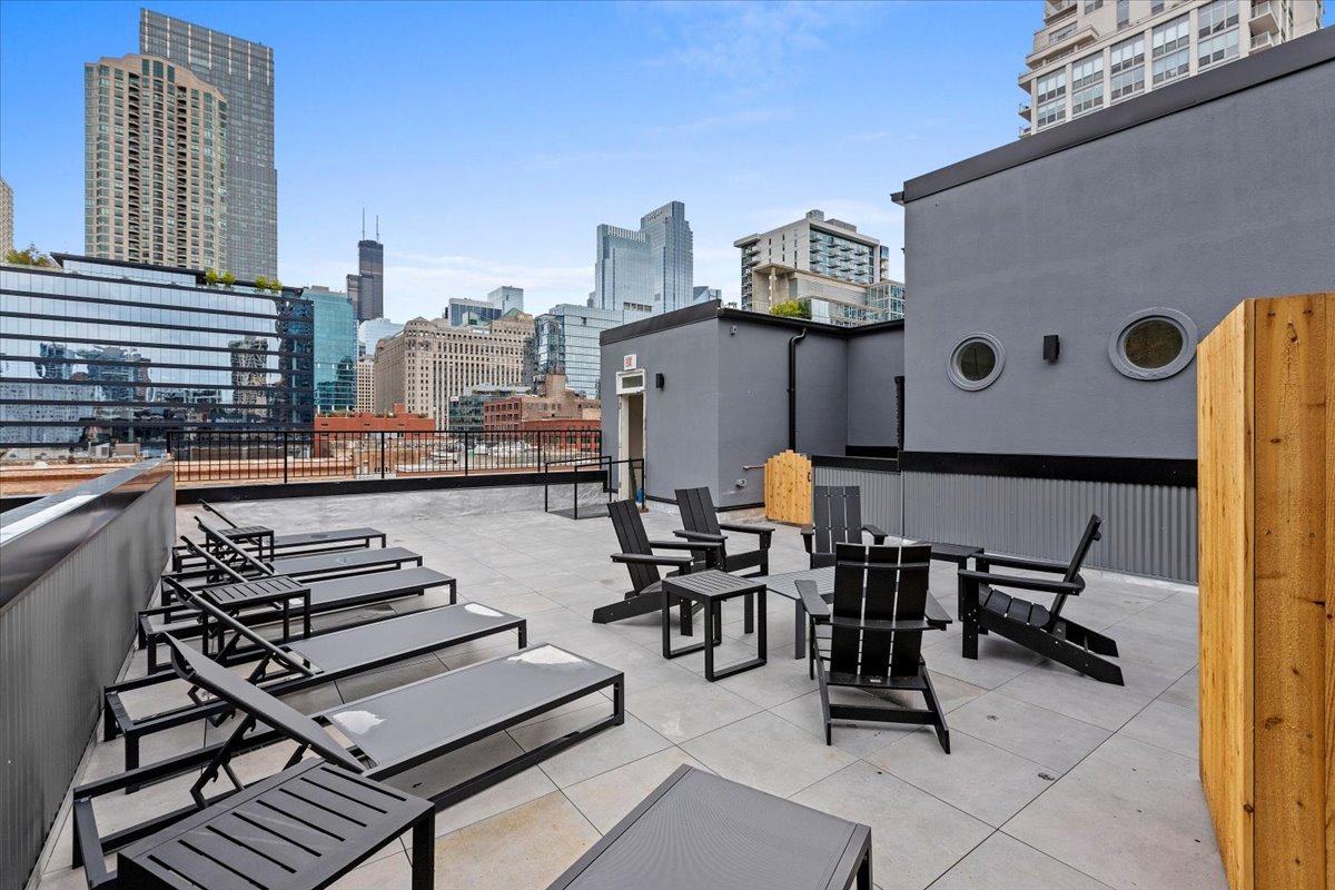 153 W Ohio Street Unit: 403
